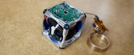 Investigadores del Instituto Tecnológico de Massachusetts (MIT) han creado unos robots bastante interesantes, estos robots son unos cubos que se autoensamblan por si solos, saltar o pasar unos sobre otros […]